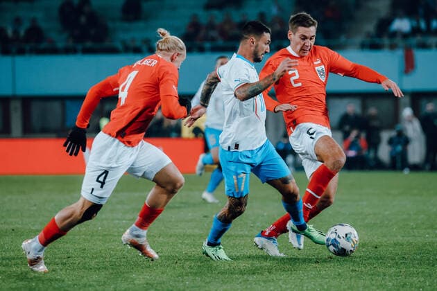 SOCCER - AUT vs ITA, test match VIENNA,AUSTRIA,20.NOV.22 - SOCCER - OEFB international test match, Austria vs Italy. Image shows Xaver Schlager (AUT), Matteo Politano (ITA) and Maximilian Woeber (AUT).  GEPAxpictures xMichaelxMeindl