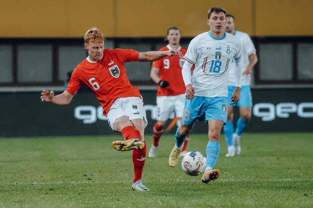 SOCCER - AUT vs ITA, test match VIENNA,AUSTRIA,20.NOV.22 - SOCCER - OEFB international test match, Austria vs Italy. Image shows Nicolas Seiwald (AUT) and Nicolo Barella (ITA).  GEPAxpictures xMichaelxMeindl
