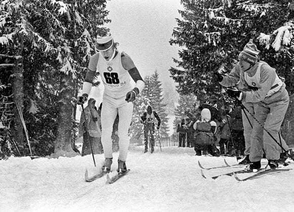 ARKIV 1984-02-10 Den svenska längdskidakaren Gunde Svan stakar mot en tredjeplats pa 30 km längdskidakning vid de olympiska vinterspelen i Sarajevo, Jugoslavien 10:e februari 1984. Sarajevo Bosnia-Hercegovina x1001x *** ARCHIVE 1984 02 10 Swedish cross-country skier Gunde Svan is aiming for a third place in the 30 km cross-country skiing event at the Winter Olympics in Sarajevo, Yugoslavia 10 February 1984 Sarajevo Bosnia Hercegovina x1001x  Copyright: xJanxCollsiööx xTTx x SARAJEVO-OS-SKIDOR-30KM