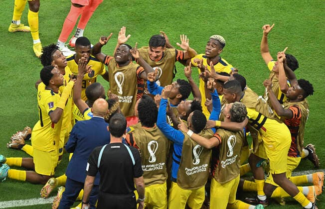 Sport Themen der Woche KW46 Sport Bilder des Tages (221120) -- AL KHOR, Nov. 20, 2022 -- Players of Ecuador celebrate scoring during the Group A match between Qatar and Ecuador at the 2022 FIFA World Cup, WM, Weltmeisterschaft, Fussball at Al Bayt Stadium in Al Khor, Qatar, Nov. 20, 2022. ) (SP)QATAR-AL KHOR-2022 WORLD CUP-GROUP A-QAT VS ECU XiaoxYijiu 