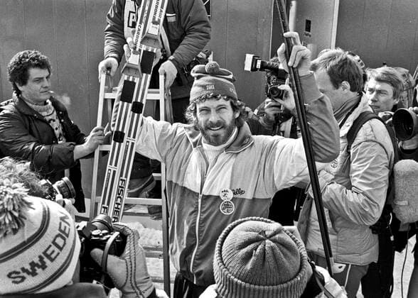 ARKIV 1984-02-19 Den svenske längdskidakaren Thomas Wassberg höjer sina skidor i luften i malfallan efter sitt guldlopp pa 50 km längdskidakning vid de olympiska vinterspelen i Sarajevo, Jugoslavien 19:e februari 1984. Sarajevo Bosnia-Hercegovina x1001x *** ARCHIVE 1984 02 19 Swedish cross-country skier Thomas Wassberg raises his skis in the air in the fall after his gold medal race in the 50 km cross-country skiing event at the Winter Olympics in Sarajevo, Yugoslavia 19 February 1984 Sarajevo Bosnia Hercegovina x1001x  Copyright: xJanxCollsiööx xTTx x SARAJEVO-OS-SKIDOR-50KM