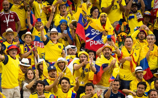 Doha, Qatar. 20th Nov, 2022. or 20.11.2022 Feiernde Ekuador Fans und enttäuschte Katar Fans Qatar - Ecuador World Cup 2022 in Qatar Credit: Moritz Müller *** Doha, Qatar 20th Nov, 2022 or 20 11 2022 Celebrating Ecuador fans and disappointed Qatar fans Qatar Ecuador World Cup 2022 in Qatar Credit Moritz Müller