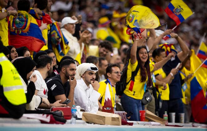 Doha, Qatar. 20th Nov, 2022. or 20.11.2022 Enttäuschte Katar Fans und jubelnde Ekuador Fans Qatar - Ecuador World Cup 2022 in Qatar Credit: Moritz Müller *** Doha, Qatar 20th Nov, 2022 or 20 11 2022 Disappointed Qatar fans and jubilant Ecuador fans Qatar Ecuador World Cup 2022 in Qatar Credit Moritz Müller