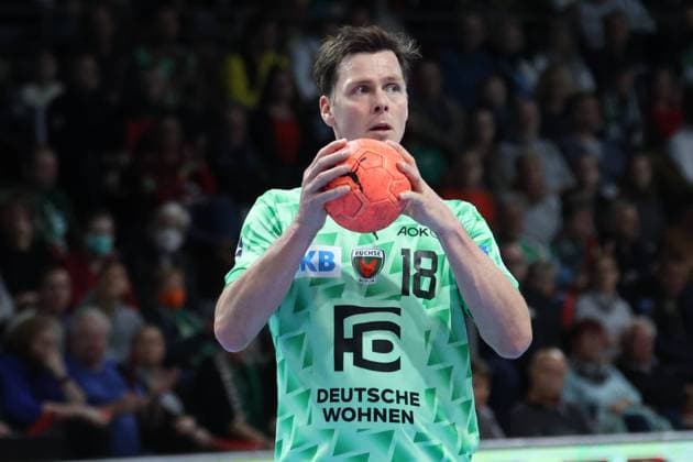 DEU, DHB, 1.HBL, Fuechse Berlin vs. Lemgo Lippe, Freisteller, Hand am Ball, Portrait, 20.11.2022, Max-Schmeling-Halle, Berlin, DEU, DHB, 1.HBL, Fuechse Berlin vs. Lemgo Lippe, im Bild Hans Lindberg (Fuechse Berlin 18) Foto: Juergen Engler nordphoto GmbH