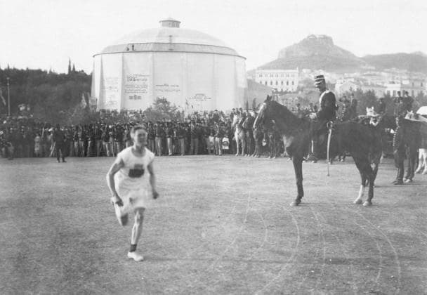 ARKIV ATEN 1906 John Svanberg, svensk medel- och langdistanslöpare under maratonloppet vid de olympiska extraspelen i Aten där Svanberg blev tvaa. Svanberg vann ocksa silver pa 5 miles och sedermera brons pa 5 miles under OS i London 1908. ATEN Grekland FRIIDROTT x194x