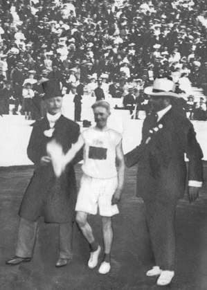ARKIV ATEN 1906 John Svanberg, svensk medel- och langdistanslöpare far hjälp av nagra funktionärer efter malgangen i maraton vid de olympiska extraspelen i Aten där Svanberg blev tvaa. Svanberg vann ocksa silver pa 5 miles och sedermera brons pa 5 miles under OS i London 1908. ATEN Grekland FRIIDROTT x194x