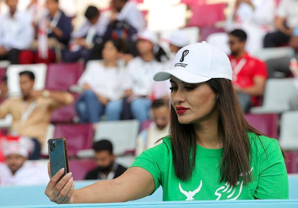 England v Iran 2022 FIFA World Cup, WM, Weltmeisterschaft, Fussball A supporter takes a selfie before the 2022 FIFA World Cup Group B match at Khalifa International Stadium, Al-Rayyan Content Not Available For UK Newspapers Copyright: xPaulxChestertonx FIL-17628-0026 UK Newspapers OUT