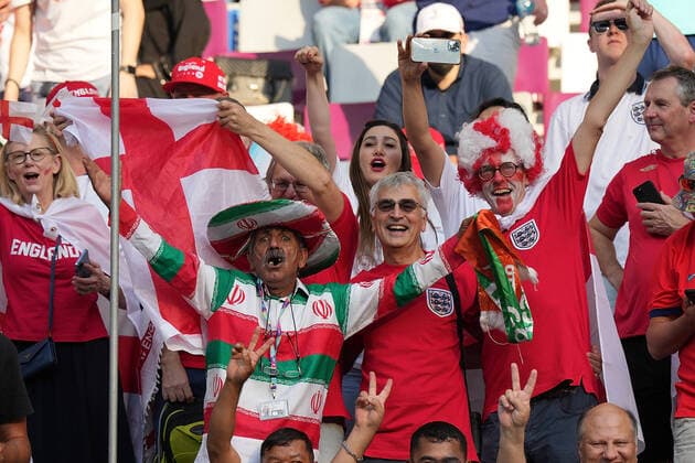 QAT, WM FIFA 2022, Group B, England (GBR) vs Iran (IRN) 21.11.2022, Stade Bollaert-Delelis, Lens Agglo, QAT, WM FIFA 2022, Group B, England (GBR) vs Iran (IRN), im Bild Iranische und englische Fans auf den Tribünen feiern ihre Mannschaft.. *** QAT, WM FIFA 2022, Group B, England GBR vs Iran IRN 21 11 2022, Stade Bollaert Delelis, Lens Agglo, QAT, WM FIFA 2022, Group B, England GBR vs Iran IRN , in picture Iranian and English fans on the stands celebrate their team nordphotoxGmbHx xBratic nph00250