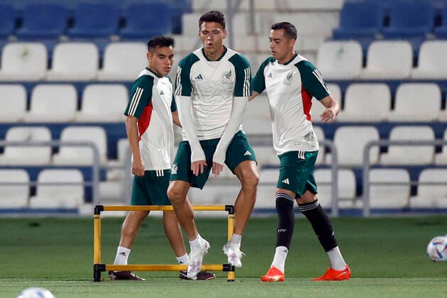 Mexico s Carlos Rodriguez (L), Hector Moreno (C) and Rogelio Funes Mori (R) attend a training session at the Al-Bayt Stadium in Yor, Qatar, 21 November 2022. Mexico will face Poland during their FIFA World Cup, WM, Weltmeisterschaft, Fussball Qatar 2022 group C soccer match on 22 November 2022. Mexico s training session !ACHTUNG: NUR REDAKTIONELLE NUTZUNG!  Copyright: xAlbertoxEstevezx EVE495 20221121-958ac4858238bc3d524d865e3e3159ceb8b99903