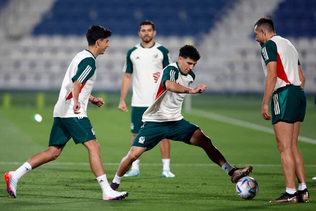 Mexico s players Hector Herrera (R), Kevin Alvarez (L) and Jorge Sanchez (C) attend a training session at the Al-Bayt Stadium in Yor, Qatar, 21 November 2022. Mexico will face Poland during their FIFA World Cup, WM, Weltmeisterschaft, Fussball Qatar 2022 group C soccer match on 22 November 2022. Mexico s training session !ACHTUNG: NUR REDAKTIONELLE NUTZUNG!  Copyright: xAlbertoxEstevezx EVE510 20221121-964b5d8db1c13d08d300e33e16314633649eacf8