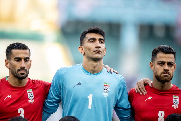 Sport Bilder des Tages DOHA, QATAR - NOVEMBER 21: Iran players Ehsan Hajsafi, Alireza Beiranvand and Morteza Pouraliganji donâ„¢t sing the national anthem before the FIFA World Cup, WM, Weltmeisterschaft, Fussball Qatar 2022 Group B match between England and IR Iran at Khalifa International Stadium on November 21, 2022 in Doha, Qatar. (Photo by Sebastian Frej) WCS  Copyright: xSebastianxFrejx