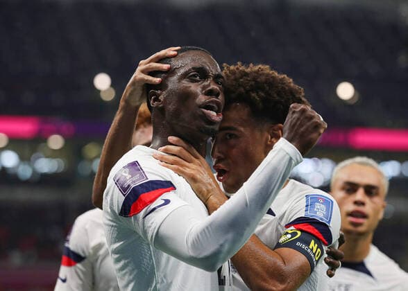 Sport Themen der Woche KW47 Sport Bilder des Tages 21st November 2022; Ahmed bin Ali Stadium, Al Rayyan, Qatar; FIFA World Cup, WM, Weltmeisterschaft, Fussball Football, USA versus Wales; Timothy Weah of USA celebrates with Tyler Adams of USA after scoring his sides 1st goal in the 36th minute to make it 1-0  ActionPlus12451640 JohnxPatrickxFletcher