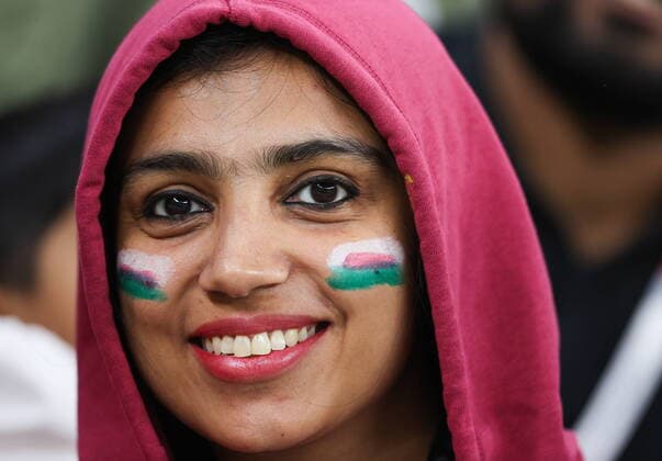 QATAR, AL RAYYAN - NOVEMBER 21, 2022: A woman roots for Wales in their 2022 FIFA World Cup, WM, Weltmeisterschaft, Fussball Group B Round 1 football match against the United States at Ahmad bin Ali Stadium. Sergei Bobylev TASS  56013616