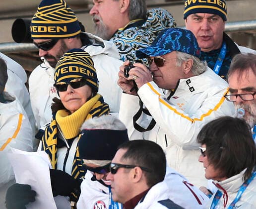 SOTSJI, RUSSLAND 20140215. Vinter OL , Olympiske leker i Sotsji 2014. Langrenn. Swedens King Carl Gustaf and Queen Silvia photographing the stadium during the women s cross-country 4x5 km relay in the Sochi 2014 Winter Olympics, Sochi, Russia, in the Laura Cross-country Ski & Biathlon Center, 15th of February 2014. SOTJI RYSSLAND x10550x *** SOTSJI, RUSSIA 20140215 Winter Olympics , Olympic Games in Sochi 2014 Langrenn Swedens King Carl Gustaf and Queen Silvia photographing the stadium during the women s cross country 4x5 km relay in the Sochi 2014 Winter Olympics, Sochi, Russia, in the Laura Cross country Ski Biathlon Center, 15th of February 2014 SOTJI RUSSIA x10550x  Copyright: xAserud,xLisex OS SOTJI 2014 KUNGAPARET
