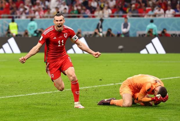 Bilder des Jahres, Sport 11 November Sport Themen der Woche KW47 Sport Bilder des Tages Al Rayyan, Qatar, 21st November 2022. Gareth Bale of Wales celebrates scoring the equalising goal during the FIFA World Cup, WM, Weltmeisterschaft, Fussball match at Al Rayyan Stadium, Al Rayyan. Picture credit should read: David Klein Sportimage EDITORIAL USE ONLY. No use with unauthorised audio, video, data, fixture lists, club league logos or live services. Online in-match use limited to 120 images, no video emulation. No use in betting, games or single club league player publications. SPI-2050-0078