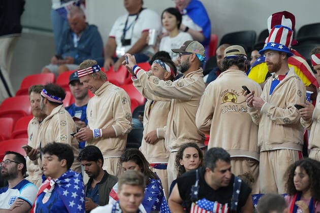 21.11.2022, Ahmad bin Ali Stadium, Doha, QAT, WM FIFA 2022, Group B, USA vs Wales, im Bild Fans der amerikanischen Mannschaft auf den Tribünen. Doha Ahmad bin Ali Stadium Qatar *** 21 11 2022, Ahmad bin Ali Stadium, Doha, QAT, World Cup FIFA 2022, Group B, USA vs Wales, in picture fans of the American team in the stands Doha Ahmad bin Ali Stadium Qatar  eu-images-506