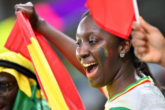 junge Frau,Fan,Fussballfan, Senegal. Spiel 2,Gruppe A Senegal (SEN) - Niederlande (NED) 0-2 am 21.11.2022, Al Thumama Stadium. Fussball Weltmeisterschaft 20122 in Katar vom 20.11. - 18.12.2022 *** young woman,fan,football fan,Senegal match 2,group A Senegal SEN Netherlands NED 0 2 on 21 11 2022, Al Thumama Stadium Football World Cup 20122 in Qatar from 20 11 18 12 2022