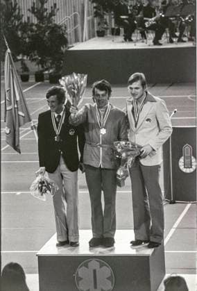 ARKIV FALUN 1974-02-24 Gerhard Grimmer, DDR (Öst-Tyskland), pa mitten av prispallen efter segern i femmilen i Skid-VM i Falun 1974. Till vänster tvaan Stanislav Henych, Tjecckoslovakien och till höger trean Thomas Magnusson, Sverige. Falun Sverige x1001x *** ARCHIVE FALUN 1974 02 24 Gerhard Grimmer, GDR East Germany, in the middle of the podium after winning the five-mile race at the 1974 World Ski Championships in Falun To the left, second Stanislav Henych, Czechoslovakia and to the right, third Thomas Magnusson, Sweden Falun Sweden x1001x  Copyright: xJanxCollsiööx xTTx SKID-VM 1974 FEMMILEN