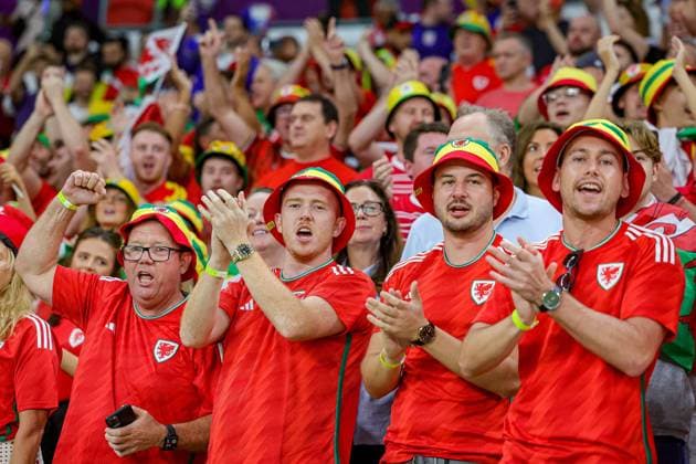 USA v Wales 2022 FIFA World Cup, WM, Weltmeisterschaft, Fussball 21 11 2022. Match Four Wales fans singing during the 2022 Fifa World Cup match between USA and Wales at Ahmad bin Ali Stadium, Al Rayyan, Qatar on 21 November 2022. Editorial use only , Copyright: xNigelxKeenex PSI-16402-0043