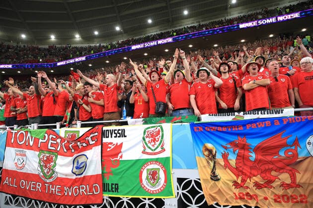 Football - FIFA World Cup, WM, Weltmeisterschaft, Fussball - Group B - USA v Wales 21st November 2022 - FIFA World Cup - Group B - USA v Wales - Wales fans cheer their side on - Photo: Simon Stacpoole Offside. Doha Qatar *** Fußball FIFA Fussball-Weltmeisterschaft Gruppe B USA gegen Wales 21. November 2022 FIFA Fussball-Weltmeisterschaft Gruppe B USA gegen Wales Fans aus Wales feuern ihre Mannschaft an Foto Simon Stacpoole Abseits Doha Katar  Copyright: xSimonxStacpoolexOffside