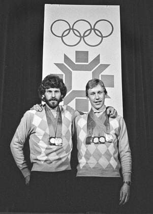 ARKIV 1984-02-19 De svenske längdskidakarna Thomas Wassberg och Gunde Svan poserar med sina OS-medaljer runt halsen som de tilldelades för sina prestationer i längdskidsparen vid de olympiska vinterspelen i Sarajevo, Jugoslavien 19:e februari 1984. Sarajevo Bosnia-Hercegovina x1001x *** ARCHIVE 1984 02 19 Swedish cross-country skiers Thomas Wassberg and Gunde Svan pose with their Olympic medals around their necks, awarded for their performance in cross-country skiing pairs at the Olympic Winter Games in Sarajevo, Yugoslavia 19 th February 1984 Sarajevo Bosnia Hercegovina x1001x  Copyright: xJanxCollsiööx xTTx x SARAJEVO-OS-LÄNGDSKIDOR