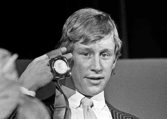 ARKIV 1984-02-13 Den svenske längdskidakaren Gunde Svan visar upp sin guldmedalj vid prisceremonin efter att ha vunnit 15 km längdskidakning vid de olympiska vinterspelen i Sarajevo, Jugoslavien 13:e februari 1984. Sarajevo Bosnia-Hercegovina x1001x *** ARCHIVE 1984 02 13 Swedish cross-country skier Gunde Svan shows off his gold medal at the awards ceremony after winning the 15 km cross-country skiing event at the Winter Olympics in Sarajevo, Yugoslavia 13th February 1984 Sarajevo Bosnia Hercegovina x1001x  Copyright: xJanxCollsiööx xTTx x SARAJEVO-OS-SKIDOR-15KM