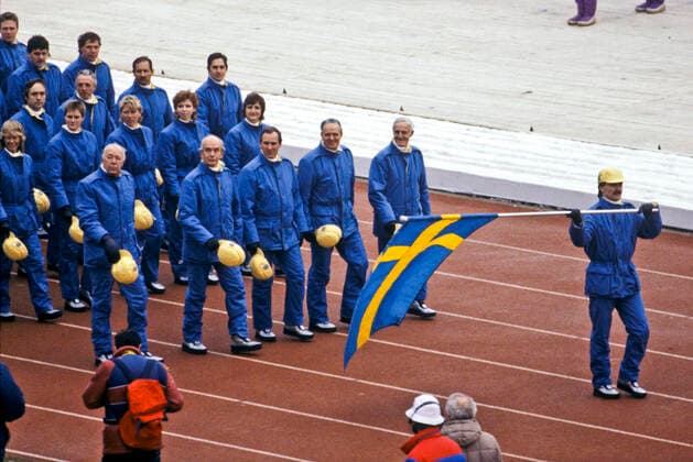 ARKIV 1984-02-07 Den svenska truppen marscherar in med ishockeyspelaren Mats Waltin i spetsen som fanbärare vid invigningen av de olympiska vinterspelen i Sarajevo, Jugoslavien 7:e februari 1984. Sarajevo Bosnia-Hercegovina x1001x *** ARCHIVE 1984 02 07 The Swedish team marches in with ice hockey player Mats Waltin at the head as standard bearer at the opening of the Winter Olympics in Sarajevo, Yugoslavia 7 th February 1984 Sarajevo Bosnia Hercegovina x1001x  Copyright: xJanxCollsiööx xTTx x SARAJEVO-OS-INVIGNING