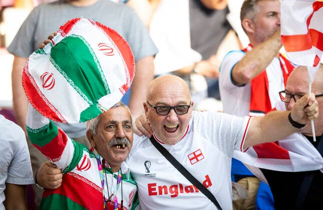 Doha, Qatar. 21st Nov, 2022. Englischer Fan feiert mit iranischem Fan England - Iran World Cup 2022 in Qatar 21.11.2022 Credit: Moritz Müller *** Doha, Qatar 21st Nov, 2022 England fan celebrates with Iranian fan England Iran World Cup 2022 in Qatar 21 11 2022 Credit Moritz Müller