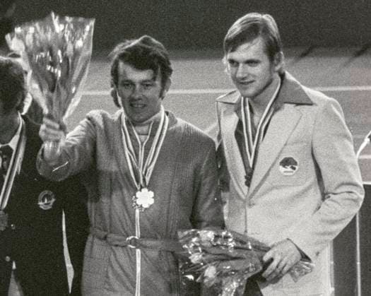 ARKIV FALUN 1974-02-24 Gerhard Grimmer, DDR (Öst-Tyskland), pa prispallen efter segern i femmilen i Skid-VM i Falun 1974. Till höger bronsmedaljören Thomas Magnusson, Sverige. Falun Sverige x1001x *** ARCHIVE FALUN 1974 02 24 Gerhard Grimmer, GDR East Germany , on the podium after winning the five-mile race in the World Ski Championships in Falun 1974 To the right bronze medallist Thomas Magnusson, Sweden Falun Sweden x1001x  Copyright: xJanxCollsiööx xTTx SKID-VM 1974 FEMMILEN