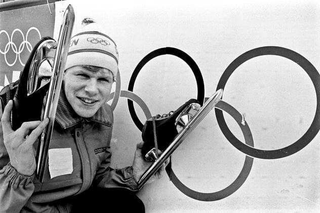 ARKIV 1984-02-12 Den svenske skridskoakaren Tomas Gustafson haller upp sina skridskor framför OS-ringarna vid de olympiska vinterspelen i Sarajevo, Jugoslavien 12:e februari 1984. Sarajevo Bosnia-Hercegovina x1001x *** ARCHIVE 1984 02 12 Swedish skater Tomas Gustafson holds up his skates in front of the Olympic rings at the Olympic Winter Games in Sarajevo, Yugoslavia 12th February 1984 Sarajevo Bosnia Hercegovina x1001x  Copyright: xJanxCollsiööx xTTx x SARAJEVO-OS-SKRIDSKO