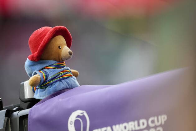 Sport Bilder des Tages Mandatory Credit: Photo by Dave Shopland Shutterstock (13626441aj) Paddington makes an appearance at the World Cup on top of one of the TV Cameras wearing a Rainbow scarf Denmark v Tunisia, FIFA World Cup, WM, Weltmeisterschaft, Fussball 2022, Group D, Football, Education City Stadium, Doha, Qatar - 22 Nov 2022 Editorial Use Only Denmark v Tunisia, FIFA World Cup 2022, Group D, Football, Education City Stadium, Doha, Qatar - 22 Nov 2022 Editorial Use Only  Copyright: xDavexShopland Shutterstockx 13626441aj