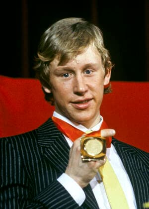 ARKIV 1984-02-13 Den svenske längdskidakaren Gunde Svan visar upp sin guldmedalj vid prisceremonin efter att ha vunnit 15 km längdskidakning vid de olympiska vinterspelen i Sarajevo, Jugoslavien 13:e februari 1984. Sarajevo Bosnia-Hercegovina x1001x *** ARCHIVE 1984 02 13 Swedish cross-country skier Gunde Svan shows off his gold medal at the awards ceremony after winning the 15 km cross-country skiing event at the Winter Olympics in Sarajevo, Yugoslavia 13th February 1984 Sarajevo Bosnia Hercegovina x1001x  Copyright: xJanxCollsiööx xTTx x SARAJEVO-OS-SKIDOR-15KM