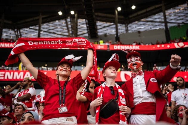 221122 Fans of Denmark during the FIFA World Cup, WM, Weltmeisterschaft, Fussball 2022 football match between Denmark and Tunisia on November 22, 2022 in Doha. Photo: Joel Marklund BILDBYRAN kod JM JM0382 bbeng fotboll football soccer fotball vm fotbolls-vm fotball-vm fotbolls-vm 2022 fifa world cup 2022 danmark denmark tunisien tunisia publik *** 221122 Fans of Denmark during the FIFA World Cup 2022 football match between Denmark and Tunisia on November 22, 2022 in Doha Photo Joel Marklund BILDBYRAN code JM JM0382 bbeng football football soccer fotball world cup football world cup football world cup 2022 fifa world cup 2022 denmark denmark tunisien tunisia audience,  Copyright: JOELxMARKLUND BB221122JM022