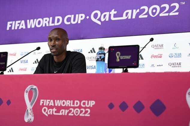 DOHA, QATAR - NOVEMBER 22 : Hutchinson Atiba midfielder of Canada talking to the press during a press conference, PK, Pressekonferenz before the FIFA World Cup, WM, Weltmeisterschaft, Fussball Qatar 2022 Groupe F match between Belgium and Canada on November 22, 2022 in Doha, Qatar, 22 11 2022 ( Belgium v Canada - FIFA World Cup Qatar 2022 - Media Activities 22 11 2022 PhotoNews Panoramic 