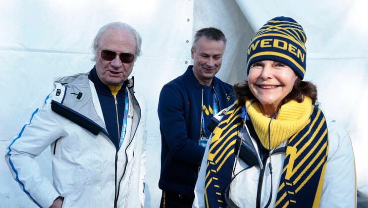 SOTSJI, RUSSLAND 20140215. Vinter OL , Olympiske leker i Sotsji 2014. Langrenn. Swedish king Carl Gustaf and queen Silvia talking to journalists after the women s cross-country 4x5 km relay in the Sochi 2014 Winter Olympics, Sochi, Russia, in the Laura Cross-country Ski & Biathlon Center, 15th of February 2014. Norwegian team, 1-1 (r) Heidi Weng, 1-2 (g) Therese Johaug, 1-2 (y) Astrid Uhrenholdt Jacobsen and 1-3 (b) Marit Bjorgen. SOTJI RYSSLAND x10550x *** SOTSJI, RUSSIA 20140215 Winter Olympics , Olympic Games in Sochi 2014 Langrenn Swedish king Carl Gustaf and queen Silvia talking to journalists after the women s cross country 4x5 km relay in the Sochi 2014 Winter Olympics, Sochi, Russia, in the Laura Cross country Ski Biathlon Center, 15th of February 2014 Norwegian team, 1 1 r Heidi Weng, 1 2 g Therese Johaug, 1 2 y Astrid Uhrenholdt Jacobsen and 1 3 b Marit Bjorgen SOTJI RYSSLAND x10550x  Copyright: xAserud,xLisex OS SOTJI 2014 KUNGAPARET