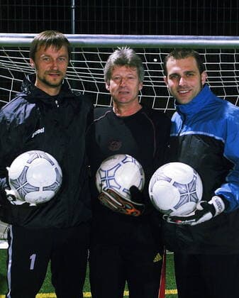 Dresden, historisch, Fußball, Dynamo Dresden, Regionalliga, Saison 2003 04, Torwarttraining mit Werner Friese (MITTE), Dynamo Torhüter Ignjac Kresic, Laubegast Torhüter Gunnar Grundmann 6.11.2003. Jürgen Lösel ! ACHTUNG Aufnahmedatum laut Beschriftung Copyright: xSZ JürgenxLöselx