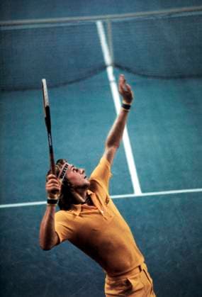 ARKIV STOCKHOLM 1975-12 Björn Borg servar vid Mastersturneringen i Kungliga tennishallen i Stockholm. Stockholm Sverige TENNIS x1001x *** ARKIV STOCKHOLM 1975 12 Björn Borg serves at the Masters Tournament at the Royal Tennis Hall in Stockholm Stockholm Sweden TENNIS x1001x  Copyright: xJanxCollsiööx xTTx BJÖRN BORG 1975