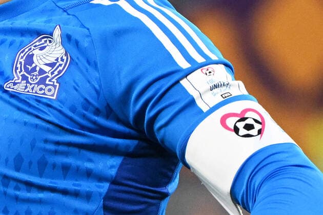 Sport Bilder des Tages Fussball, Herren, Saison 2022 23, WM in Katar, Gruppe C (1. Spieltag), Mexiko - Polen im Stadium 974 in Doha, Guillermo Ochoa (Mexiko, 13) mit einer Kapitaensbinde bestehend aus einem pinken Herz und einem Fussball , 22.11. 2022, *** Football, Men, 2022 23 season, World Cup in Qatar, Group C 1 matchday , Mexico Poland at Stadium 974 in Doha, Guillermo Ochoa Mexico, 13 wearing a captains armband consisting of a pink heart and a football , 22 11 2022, Copyright: xMatthiasxKochx
