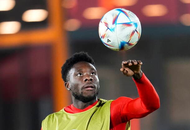 Sport Bilder des Tages November 22, 2022, DOHA, QATAR: Canada forward Alphonso Davies plays with the ball during practice at the World Cup in Doha, Qatar, Tuesday, Nov. 22, 2022. Canada News - November 22, 2022  - ZUMAc35_ 20221122_zaf_c35_027 Copyright: xNathanxDenettex