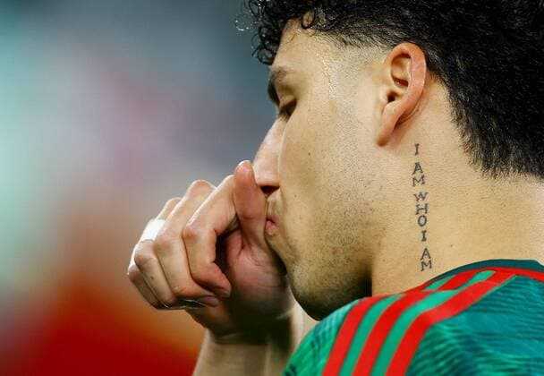 Sport Bilder des Tages Mandatory Credit: Photo by Kieran McManus Shutterstock (13626428x) Jorge Sanchez of Mexico seen with a I am who I am neck tattoo. Mexico v Poland, FIFA World Cup, WM, Weltmeisterschaft, Fussball 2022, Group C, Football, Stadium 974, Doha, Qatar - 22 Nov 2022 Editorial Use Only Mexico v Poland, FIFA World Cup 2022, Group C, Football, Stadium 974, Doha, Qatar - 22 Nov 2022 Editorial Use Only  Copyright: xKieranxMcManus Shutterstockx 13626428x