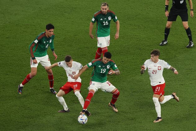 Mexico v Poland 22 November 2022 Doha - FIFA World Cup, WM, Weltmeisterschaft, Fussball - Group C - Mexico v Poland - Jorge Sanchez of Mexico gets his foot to the ball before Sebastian Szymanski of Poland - Photo: Charlotte Wilson Offside. Doha Qatar Copyright: xCharlottexWilsonx xOffsidexOffside