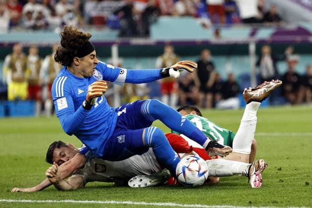 Sport Bilder des Tages DOHA - (LR) Mexico goalkeeper Guillermo Ochoa, Robert Lewandowski of Poland, Hector Moreno of Mexico during the FIFA World Cup, WM, Weltmeisterschaft, Fussball Qatar 2022 group C match between Mexico and Poland at 974 Stadium on November 22, 2022 in Doha, Qatar. AP Dutch Height MAURICE OF STONE FIFA World Cup Qatar 2022 2022 xVIxANPxSportx xMauricexvanxSteenxWKxIVx