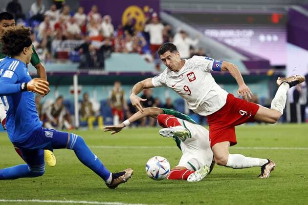 DOHA - (LR) Mexico goalkeeper Guillermo Ochoa, Robert Lewandowski of Poland, Hector Moreno of Mexico during the FIFA World Cup, WM, Weltmeisterschaft, Fussball Qatar 2022 group C match between Mexico and Poland at 974 Stadium on November 22, 2022 in Doha, Qatar. AP Dutch Height MAURICE OF STONE FIFA World Cup Qatar 2022 2022 xVIxANPxSportx xMauricexvanxSteenxWKxIVx