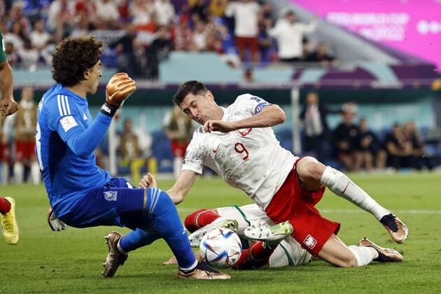 DOHA - (LR) Mexico goalkeeper Guillermo Ochoa, Robert Lewandowski of Poland, Hector Moreno of Mexico during the FIFA World Cup, WM, Weltmeisterschaft, Fussball Qatar 2022 group C match between Mexico and Poland at 974 Stadium on November 22, 2022 in Doha, Qatar. AP Dutch Height MAURICE OF STONE FIFA World Cup Qatar 2022 2022 xVIxANPxSportx xMauricexvanxSteenxWKxIVx