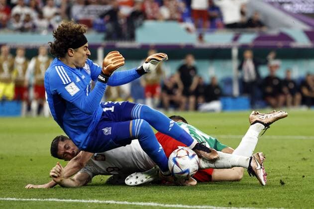 DOHA - (LR) Mexico goalkeeper Guillermo Ochoa, Robert Lewandowski of Poland, Hector Moreno of Mexico during the FIFA World Cup, WM, Weltmeisterschaft, Fussball Qatar 2022 group C match between Mexico and Poland at 974 Stadium on November 22, 2022 in Doha, Qatar. AP Dutch Height MAURICE OF STONE FIFA World Cup Qatar 2022 2022 xVIxANPxSportx xMauricexvanxSteenxWKxIVx