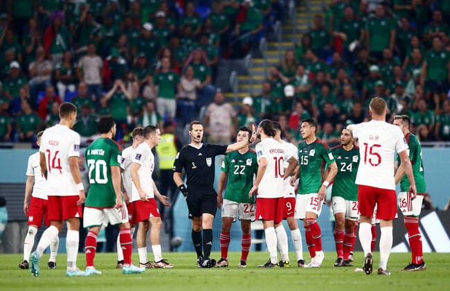 Mandatory Credit: Photo by Michael Zemanek Shutterstock (13626433au) The referee shouts as players surround him. Mexico v Poland, FIFA World Cup, WM, Weltmeisterschaft, Fussball 2022, Group C, Football, Stadium 974, Doha, Qatar - 22 Nov 2022 Editorial Use Only Mexico v Poland, FIFA World Cup 2022, Group C, Football, Stadium 974, Doha, Qatar - 22 Nov 2022 Editorial Use Only  Copyright: xMichaelxZemanek Shutterstockx 13626433au