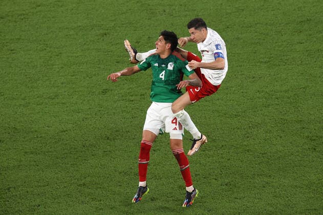 Mexico v Poland 22 November 2022 Doha - FIFA World Cup, WM, Weltmeisterschaft, Fussball - Group C - Mexico v Poland - Edson Alvarez of Mexico and Robert Lewandowski of Poland compete for the ball - Photo: Charlotte Wilson Offside. Doha Qatar Copyright: xCharlottexWilsonx xOffsidexOffside