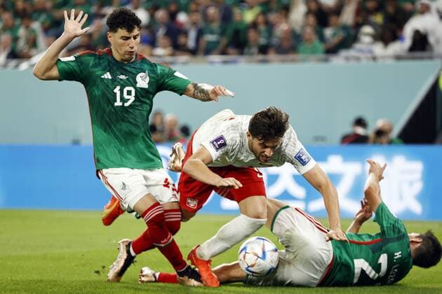 DOHA - (LR) Jorge Sanchez of Mexico, Bartosz Bereszynski of Poland, Hirving Lozano of Mexico during the FIFA World Cup, WM, Weltmeisterschaft, Fussball Qatar 2022 group C match between Mexico and Poland at 974 Stadium on November 22, 2022 in Doha, Qatar. AP Dutch Height MAURICE OF STONE FIFA World Cup Qatar 2022 2022 xVIxANPxSportx xMauricexvanxSteenxWKxIVx
