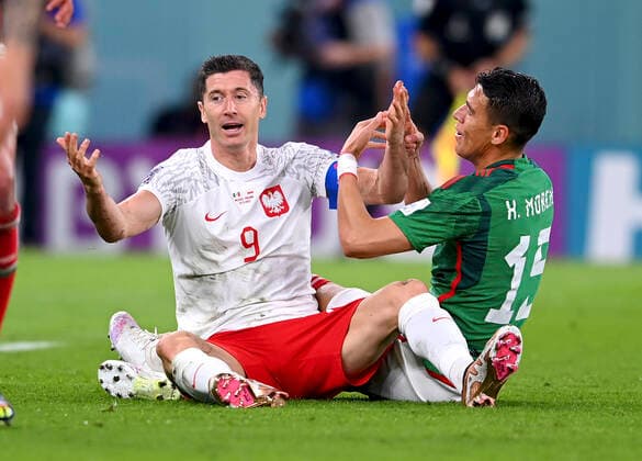 FUSSBALL WM 2022 VORRUNDE GRUPPE C Mexiko - Polen 22.11.2022 Elfmeterfoul, nach dem Foul gibt es einen Elfer für Polen, Foul an Robert Lewandowski (li, Polen) von Hector Moreno (re, Mexiko)