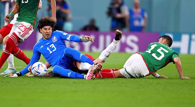 FUSSBALL WM 2022 VORRUNDE GRUPPE C Mexiko - Polen 22.11.2022 Elfmeterfoul, nach dem Foul gibt es einen Elfer für Polen, Torwart Guillermo Ochoa (li, Mexiko) Foul an Robert Lewandowski (mitte, Polen) von Hector Moreno (re, Mexiko)